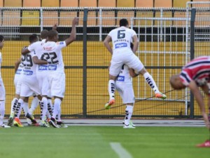 Santos dá lição em mistão do Tricolor e entra no G4 do Brasileiro