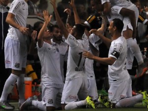 Santos perde enxurrada de gols, mas vence na Vila e afunda o Vasco