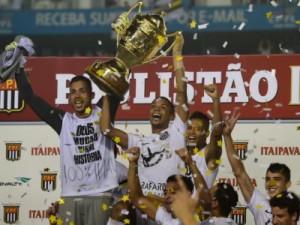 Santos sofre, mas bate Palmeiras nos pênaltis e é campeão na Vila