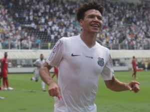Santos supera ausência de artilheiro, vira sobre o Inter e se aproxima do G-4