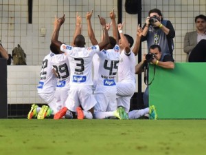 Santos supera desfalques, vira sobre o Corinthians e cola no G-4