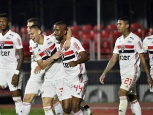 São Paulo decola no segundo tempo, goleia Chape e sobe na tabela do Brasileirão