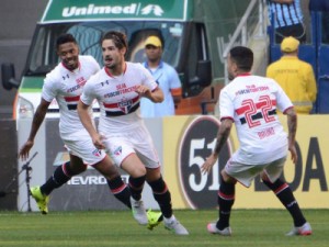 São Paulo encerra sequência invicta do Grêmio e segue rondando o G4
