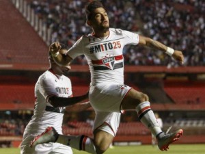 São Paulo esquece desfalques e bate Inter por 2 a 0 em casa
