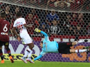 São Paulo estende tabu com nova derrota e vê Atlético-PR no G4