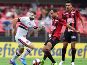 São Paulo joga mal e empata com Ituano graças ao goleiro Renan