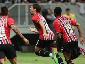 São Paulo se reencontra, goleia e afunda o Vasco no Mané Garrincha