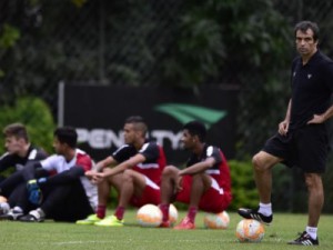 São Paulo tenta sobreviver em clássico que vale redenção ao Corinthians