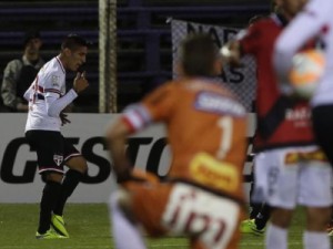 São Paulo vira sobre Danubio nos acréscimos e pressiona San Lorenzo