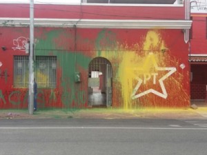 Sede do PT no Ceará é alvo de vandalismo e pichações