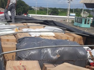 Sefaz e Receita Federal apreendem milhares de peças de roupas e tênis sem nota fiscal