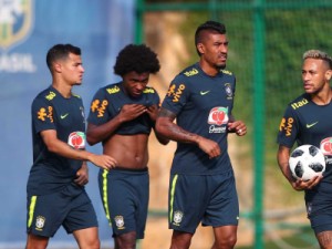 Seleção brasileira faz treino preparativo para o jogo com o México