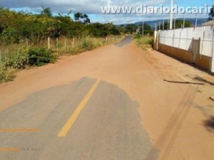 Sem apoio da prefeitura, vereador e moradores limpam a estrada do Barro Vermelho