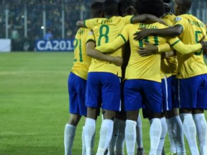 Sem empolgar, Brasil vence Venezuela e avança com o primeiro lugar