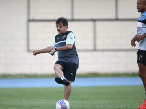 Sem Jardel e Pimpão, Botafogo treina sob olhares da diretoria