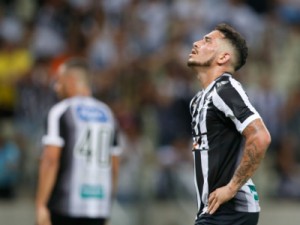 Sem proposta do Ceará, Leandro deve continuar no Botafogo