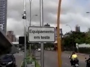 Semáforo térmico que conta número de pedestres começa a ser testado em cruzamento de Fortaleza