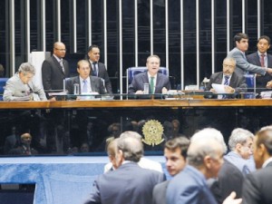 Senado aprova jornada 44 horas e adicional noturno para domésticas