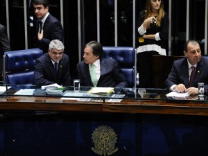 Senado aprova requerimento de urgência para analisar afastamento de Aécio