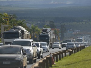 Senado aprova uso obrigatório de farol baixo durante o dia nas rodovias