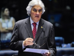 Senador Delcídio do Amaral deixa prisão em Brasília