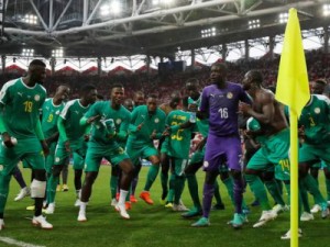 Senegal vence a Polônia com vacilo de adversário e deslize da arbitragem