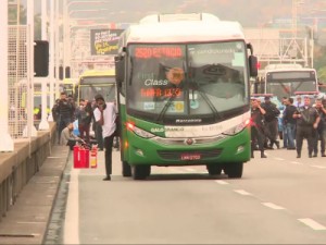 Sequestrador de ônibus na Ponte Rio-Niterói é morto; foram três horas e meia de cerco