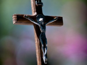 Servente morre a caminho do hospital após sofrer choque e cair de um prédio  