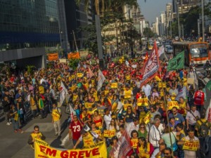 Servidores da Justiça Federal mantêm greve e fazem protesto em SP
