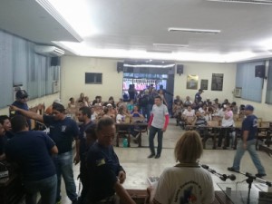 Servidores ocupam Câmara de Juazeiro do Norte em protesto contra reajuste de 7%