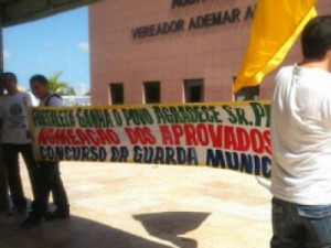 Servidores públicos de Fortaleza fazem protesto por reajuste salarial