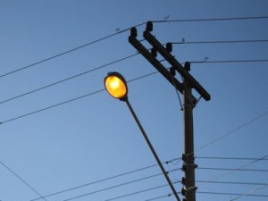 Situação mantém veto do prefeito e população paga caro iluminação pública