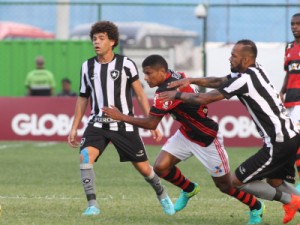 Sob olhares de Tite, Fla não segura resultado e cede empate ao Botafogo