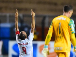 Sob protestos no Pacaembu, Palmeiras perde terceira seguida com Cuca
