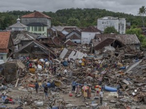 Sobe para 373 o número de mortos em tsunami na Indonésia