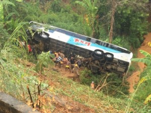 Sobe para quatro o número de mortos no ônibus que caiu em ribanceira na RJ-220