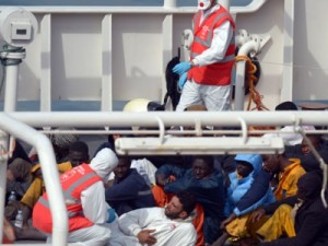 Sobreviventes de naufrágio dizem que colisão causou tragédia na Líbia