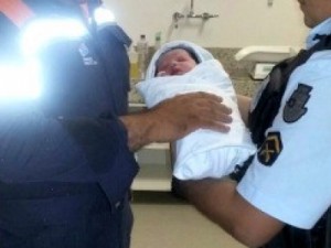 Soldados socorreram mulher e criança nasceu na porta de hospital.