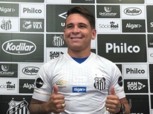 Soteldo recebe camisa 10 do Santos e diz que chegou a um dos maiores clubes do mundo