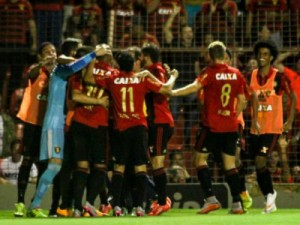 Sport aproveita desfalques, passa fácil pelo Inter e mantém liderança