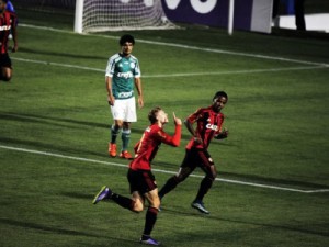 Sport vence fora de casa e sonha com G-4; Palmeiras sofre pressão da torcida