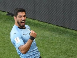 Suárez marca no 100º jogo e garante Uruguai nas oitavas da Copa do Mundo