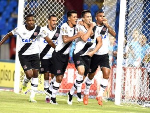 Superior, Vasco vence o FLU com gol de pênalti em clássico no Engenhão