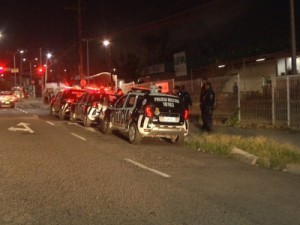 Suspeito de roubo é morto e outros dois são presos durante assalto