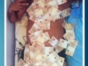 Suspeito posta foto com 'cobertor' de cédulas e é preso no Ceará