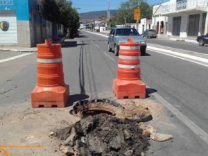 Tampa de PV afunda e coloca transito em risco