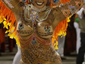 Tapa-sexo não dá conta do recado e musa da Padre Miguel mostra demais