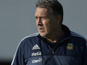 Tata Martino teme influência da arbitragem e lamenta atitude de Jara