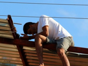 Tauá: Homem sofre descarga elétrica e fica pendurado em telhado