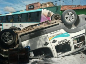 Táxi capota 3 vezes na avenida Leste-Oeste e deixa 6 feridos